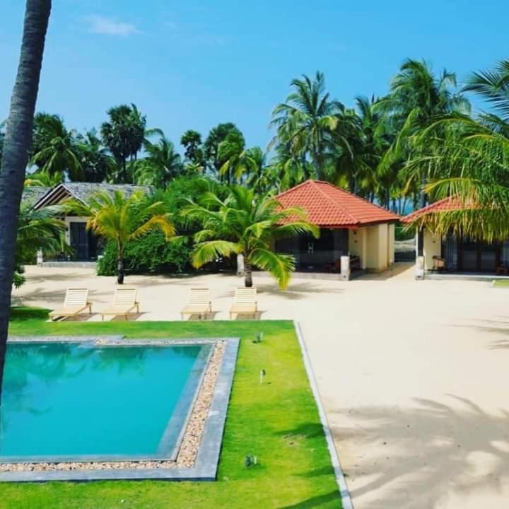 Blue Waves Kite Surfing Beach Resort Kalpitiya Exterior photo